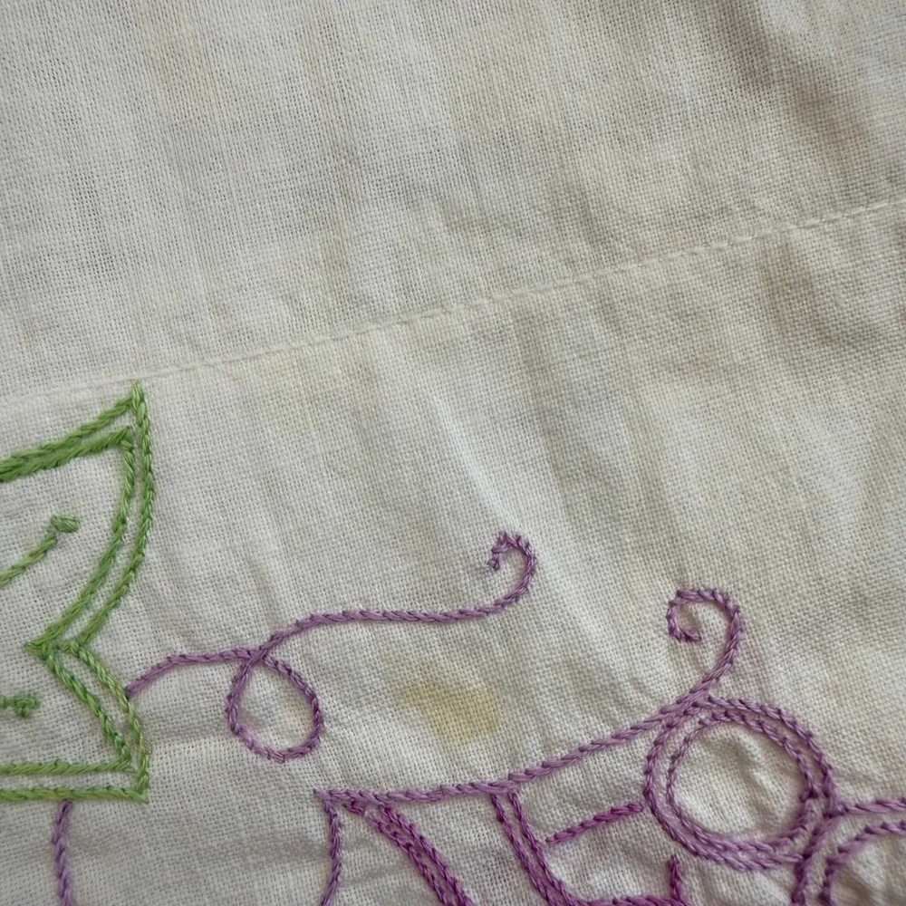 Vintage Hand Embroidered Pillowcase Set Kitten in Shoe Ivy Scalloped Edge White‎